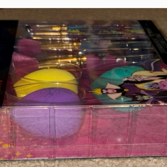 8 Pc Disney Villains Beauty Set with Brushes and Sponges - Picture 5 of 6
